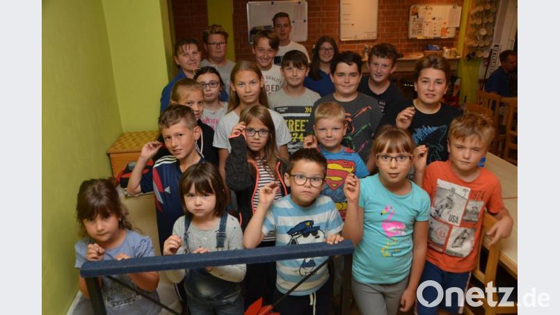 20 Buben und Mädchen nahmen am Kinderferienprogramm der &quot;Blaupfeil&quot;-Spicker teil. Die ersten drei Sieger nahmen Pokale mit nach Hause. Bild: dob