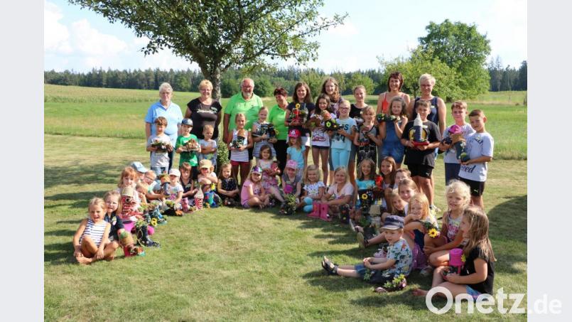 Stolz zeigen alle Kinder die Ergebnisse ihres Kreativ-Nachmittags beim Gartenbauverein. Bild: gru
