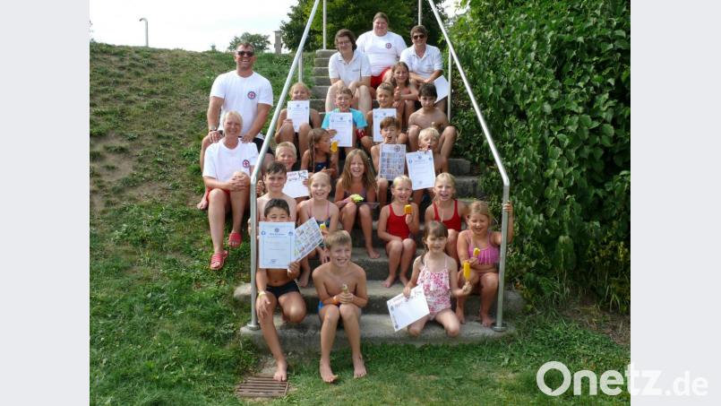 Alle Teilnehmer der Ferienaktion der BRK-Wasserwacht wurden mit einer Urkunde und einem Eis belohnt. Im Bild die Mädchen und Buben zusammen mit Jugendleiterin Tanja Hör (ganz oben, Mitte). Bild: kgg