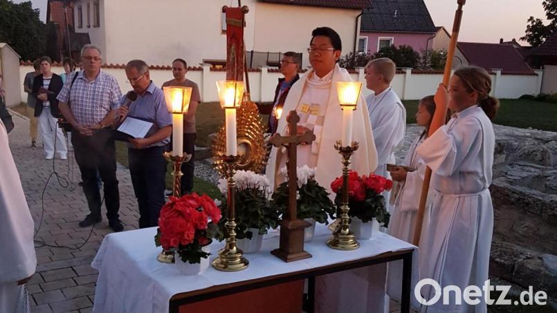 Pater Samuel Patton an der ersten Gebetsstation bei der Eucharistischen Prozession auf dem Friedhof vor dem Kriegerdenkmal. Bild: hzi