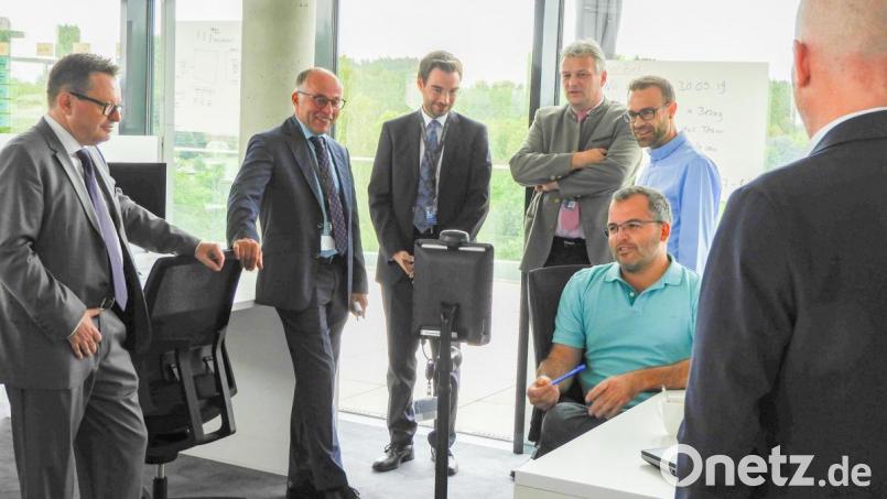 Prof. Dr. Erich Bauer, Stellvertretender Landrat Albert Nickl, Dr. Stephan Oetzinger MdL und Staatssekretär Roland Weigert MdL (von links) informieren sich in der Digitalabteilung der BHS Corrugated Maschinen- und Anlagenbau GmbH 
Bild: Sebastian Gmeiner / ÜBZO Bild: exb