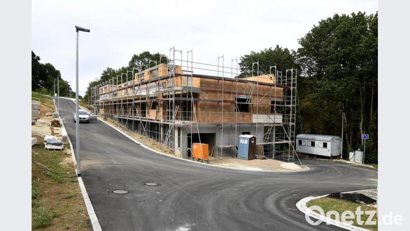 Die Straße im Neubaugebiet „Am Hopfenhang“ ist fertig. Auch das Richtfest für die Eigentumswohnanlage wird im Oktober gefeiert. Bild: Petra Hartl