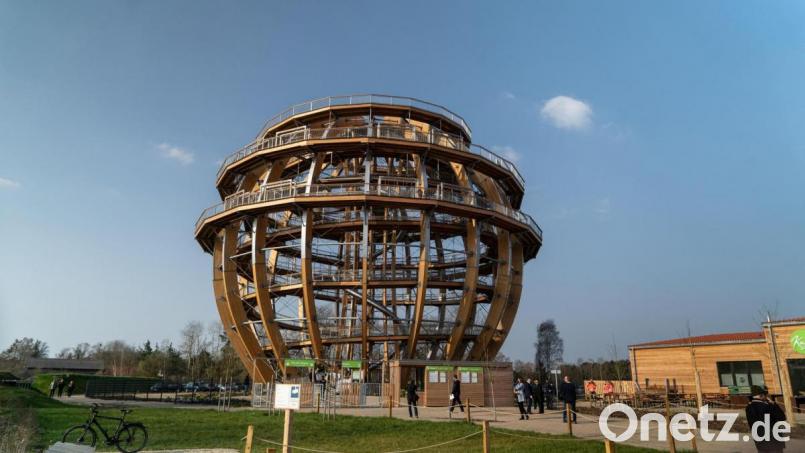 Die CSU beantragt eine bessere Anbindung der &quot;Erlebnisholzkugel&quot; am Steinberger See an den Öffentlichen Personennahverkehr. Bild: gld