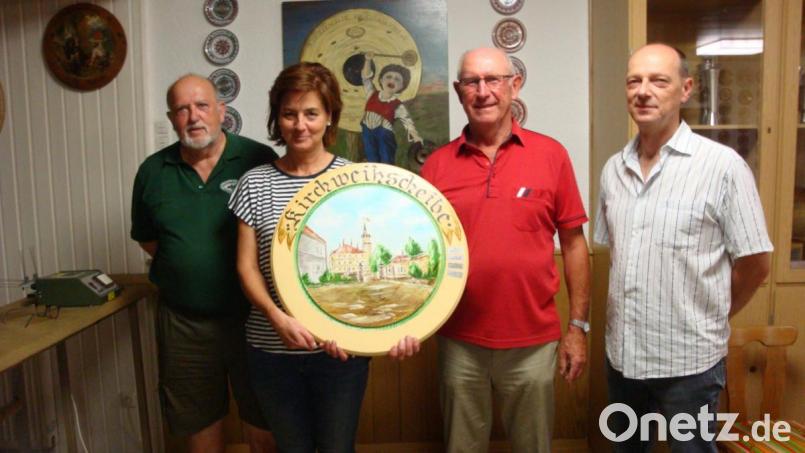 Helga Müller und Horst Mösbauer gewannen das Schießen um die Kirchweih Scheibe, links Schützenmeister Edi Biersack und rechts Sportleiter Werner Irlbeck. Bild: ksi