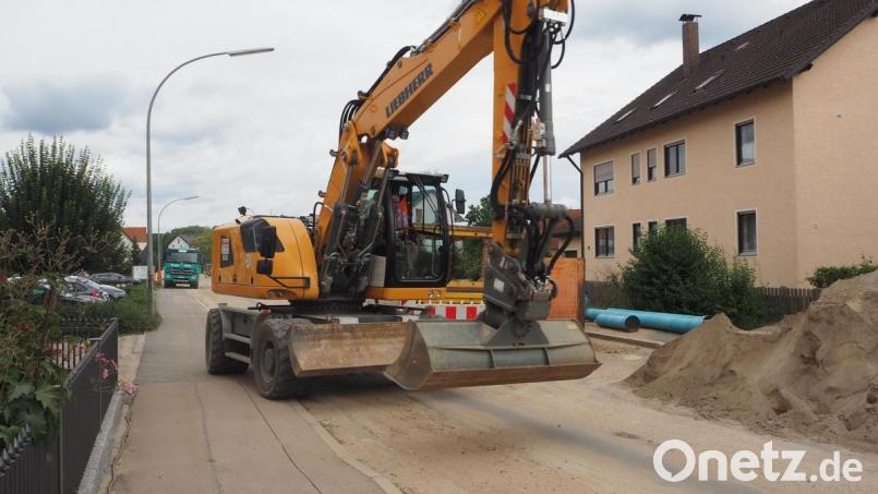 Noch haben die Bagger Vorfahrt auf der Baustelle in der Oberviechtacher Straße. Über der Hauptwasserleitung sind die Gräben inzwischen geschlossen. Bild: bl