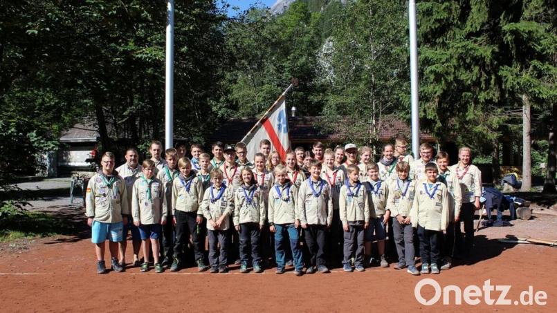 Den abwechslungsreichen Aufenthalt im Internationalen Scoutcenter in Kandersteg in der Schweiz dürften die Mitterteicher Pfadfinder noch lange in Erinnerung behalten. Die Leitung lag bei Stammesführerin Julia Artmann (rechts) und Leonie Landstorfer (Bildmitte, vor dem Banner). Bild: wmr