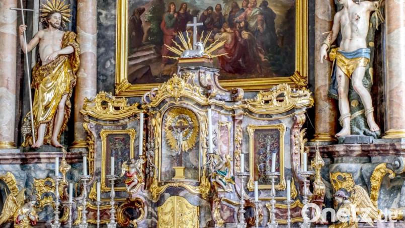 Bei der Ewigen Anbetung wird in der Pfarrkirche am Tabernakel auch das Allerheiligste ausgesetzt und lädt zum Beten und zur Besinnung ein. Bild: njn