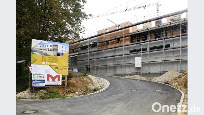 Ein Schild am Straßenrand verrät, was an dem Hang zum Eisberg hinauf entsteht. Bild: Petra Hartl