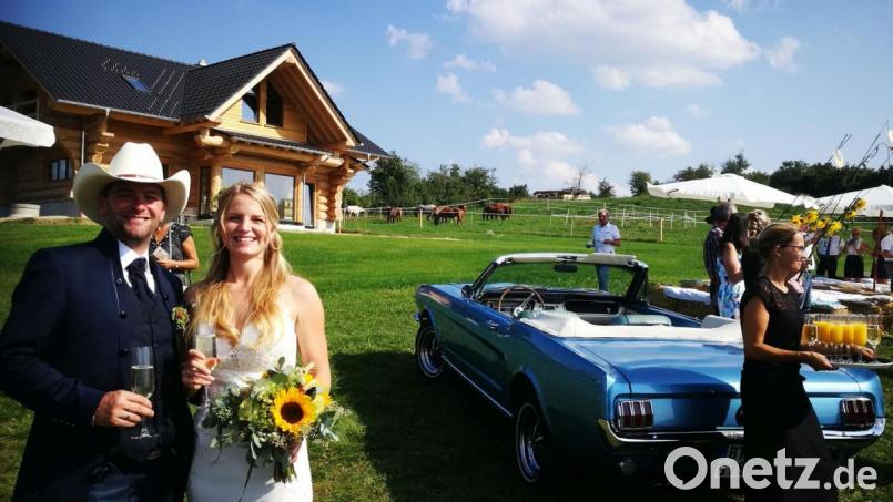 Carina Veigl, geborene Neumann aus Zessau, und Martin Veigl aus Haidenaab gaben sich auf ihrer Golden-Stream-Ranch in Haidenaab im Beisein ihrer Familien, Freunde und Bekannten das Jawort. Bild: hai