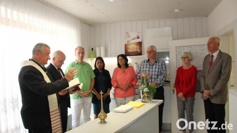 Die beiden Pfarrer Alfons Kaufmann und Norbert Schlinke (von links) segneten die neue Praxis von Siegfried Messer (Dritter von links, neben ihm seine Gattin). Auch stellvertretender Landrat Arnold Kimmerl (von rechts), Zweite Bürgermeisterin Christa Zapf und das Vermieterehepaar Alois und Klara Früchtl wünschten dem Podologen guten Geschäftserfolg. Bild: frd