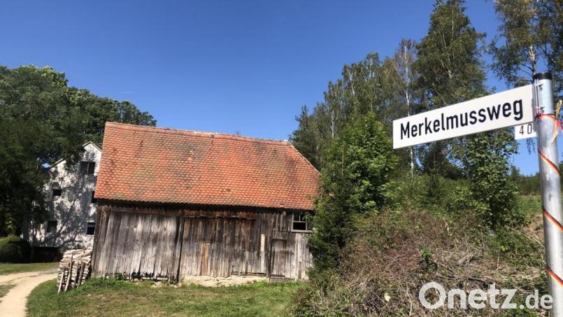 Den "Merkelmussweg" gibt es in Friedenfels nicht. Trotzdem steht in dem Ort im Landkreis Tirschenreuth ein Straßenschild, das diesen Weg ausweist. Bild: eg