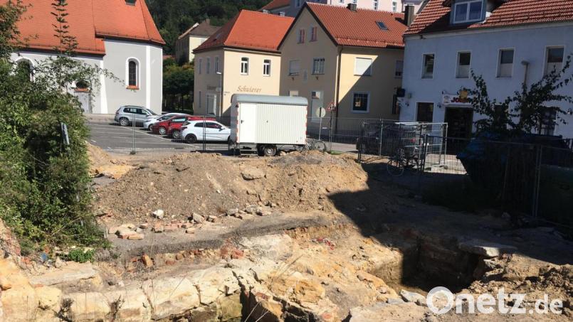 Bei Erkundungen mit Suchschlitzen entdeckte eine Grabungsfirma mächtige Reste der Schwandorfer Stadtmauer. Bild: ihl