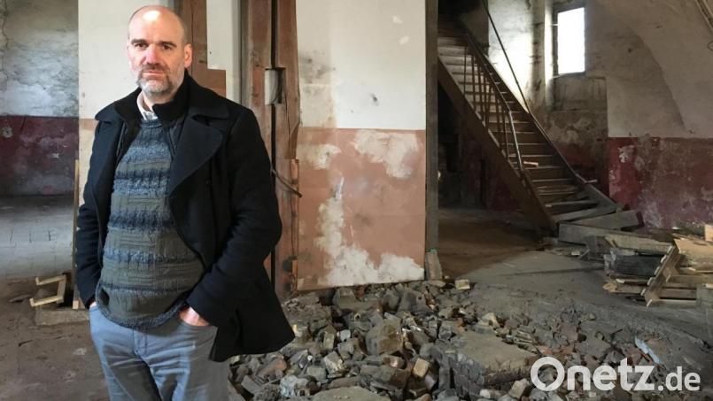 Die marode Treppe im Hintergrund inspirierte den Filmemacher Jan Oechsner zu einem ganz besonderen Film. Beim Klosterfest ist er am 8. September in der Klosteraula zu sehen. Bild: exb