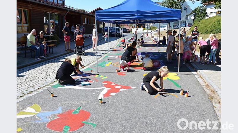 Schön bunt ist die Straße vor dem Kirchenthumbacher Kinderhaus. Bild: ü