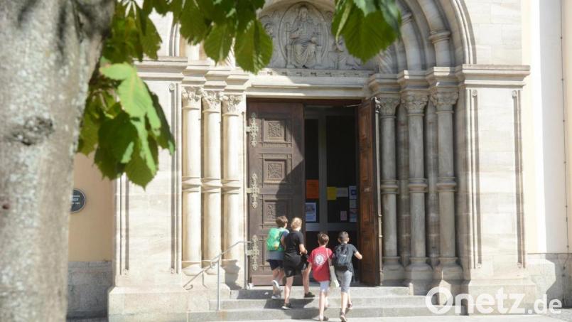 Nur spärlich besuchten die Augustinus-Gymnasiasten den Gottesdienst zum Schuljahresende im Juli. Erstmals war die Teilnahme freiwillig. Bild: Gabi Schönberger
