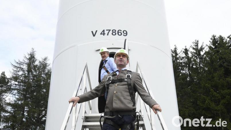 Hubert Aiwanger (vorne) auf dem Weg nach oben: Von dem Betreiber Erich Wust (im Hintergrund) begleitet, ließ sich der Wirtschaftsminister vom Lastenaufzug auf die Turbinengondel der Windkraftanlage in 140 Meter Höhe fahren. Bild: Petra Hartl