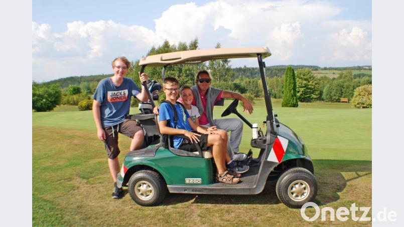 Unter Anleitung von Matthew Gatrall erlernten drei Buben im Rahmen des Ferienprogramms beim Golfclub Stiftland die Grundbegriffe des Golfens. Bild: enz