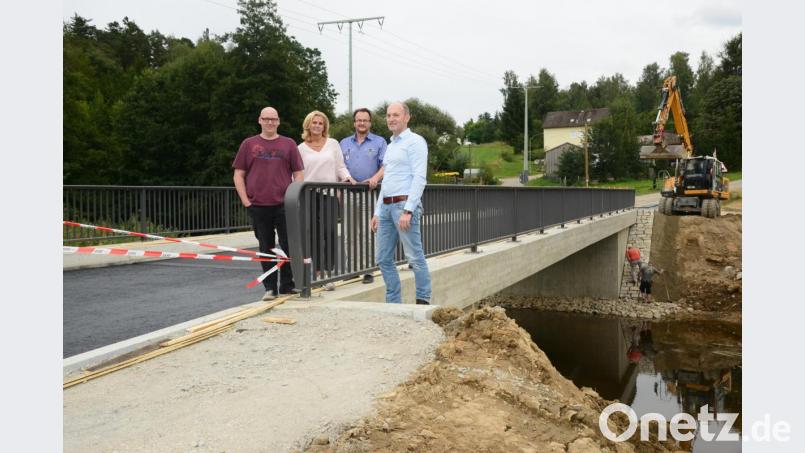 Zweite Bürgermeisterin Andrea Lang (Zweite von links) freut sich über den problemlosen Bau der Brücke über die Pfreimd bei Burkhardsrieth und findet dafür auch dankende Worte für das Ingenieurbüro Martin Kohl, Weiden, mit seinem Chef Martin Kohl (Zweiter von rechts). Sozusagen beim vorletzten Termin, dem noch ein offizielles Brückenfest folgt, mit dabei auch Geschäftsleiter Günter Gschwindler (rechts) und Markus Friedl (links). Bild: bey