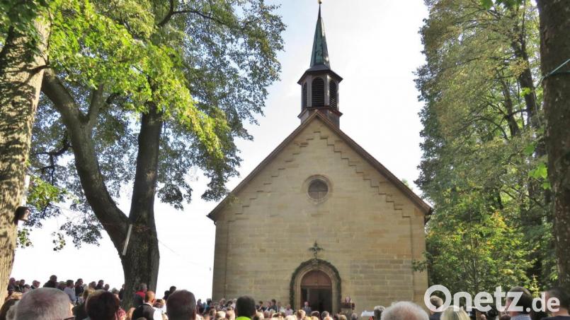 Die Bergkirche im Vilsecker Ortsteil Axtheid-Berg steht eine Woche lang im Zeichen der Kreuzverehrung und der Märtyrer des 20. Jahrhunderts. Zu den Gottesdiensten in und an der Bergkirche werden wieder viele Gläubige aus Nah und Fern erwartet. Bild: rha
