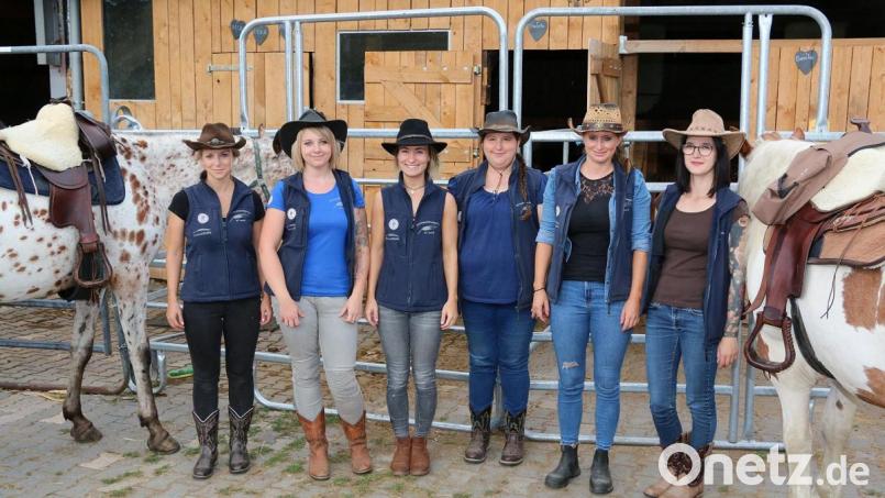 Die Pflege der Stallboxen gehörte ebenfalls zu den Aufgaben der Reiterfreundinnen vor und nach den Aktionstagen. Bild: bsc