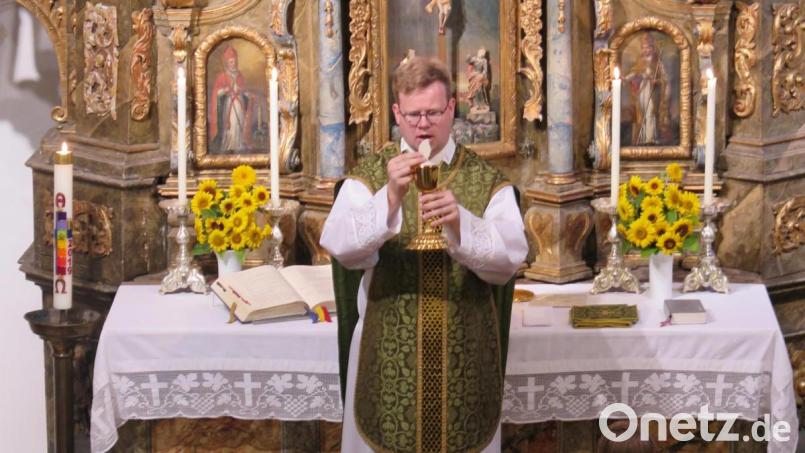 In der Filialkirche St. Georg in Oberndorf lud der neue Pfarrer Thomas Kraus die Gläubigen erstmals zur Eucharistiefeier ein. Bild: jzk