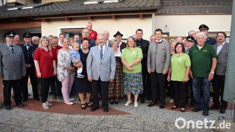 Viele Gratulanten aus der Politik und den Vereinen überbrachten Altbürgermeister Hubert Pröls (Mitte) die besten Glückwünsche zum 80. Geburtstag. Zu den Gratulanten gehörten auch seine Ehefrau Juliane und der Enkelsohn Maximilian, der jüngste Spross der Familie Pröls. Bild: bnr