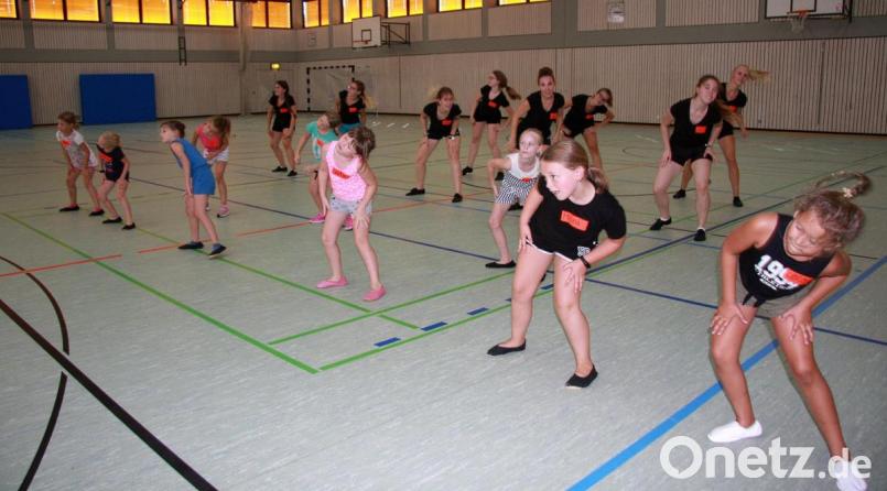 Beim Ferienprogramm wird statt in der Mittelschule ausnahmsweise in der Dreifachturnhalle geprobt. Bild: wro