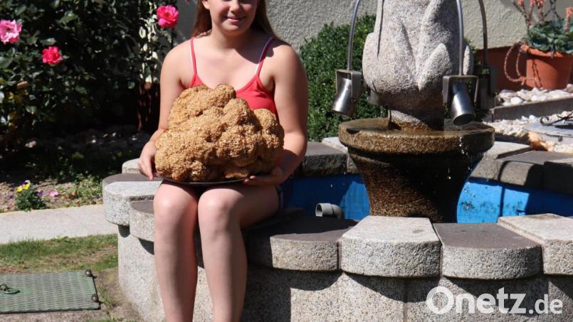 Die elfjährige Romina aus Plößberg mit ihrem stattlichen Fund. Bild: flt