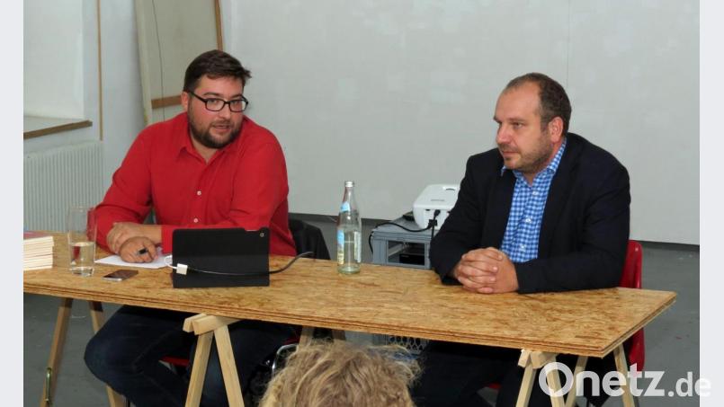 Raul Vitzthum (rechts) begrüßt Referent Stefan Dietl als Bezirksvorsitzender von Verdi Oberpfalz zum Referat anlässlich des Antikriegstages und den deutschen Rüstungsexporten in Krisengebiete. Bild: Dobmeier