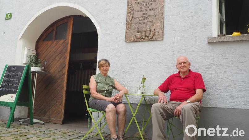 Marie-Luise und Anton Bock sind begeistert von einem Haus, das Geschichte atmet. In Eigeninitiative haben sie eine Bronzetafel bei Künstler Engelbert Süß geordert, um am Marktplatz Nummer 7 an einen Vorbesitzer mit einem interessanten Beruf zu erinnern. Bild: bl
