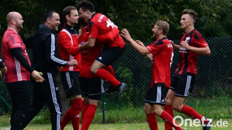 Der SC Luhe-Wildenau bejubelte am Freitagabend den Derbysieg beim TSV Detag Wernberg. Hier freuen sich alle mit Ludwig Tannhäuser (Dritter von rechts) über seinen Freistoßtreffer zum zwischenzeitlichen 2:0. Bild: ham