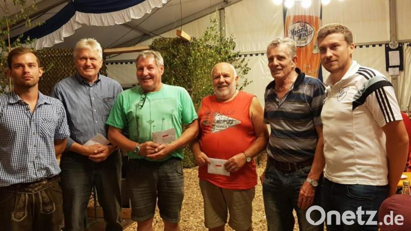 Freuen sich über einen gelungenen Schafkopf: Christian Küffner (rechts) und Jonas Höcht (links) als Organisatoren sowie Reinhard Hübner (Dritter von links), Günther Ott (Dritter von rechts), Josef Stark (Zweiter von rechts) und Rudi Busch aus Speichersdorf (Zweiter von links). Bild: hai