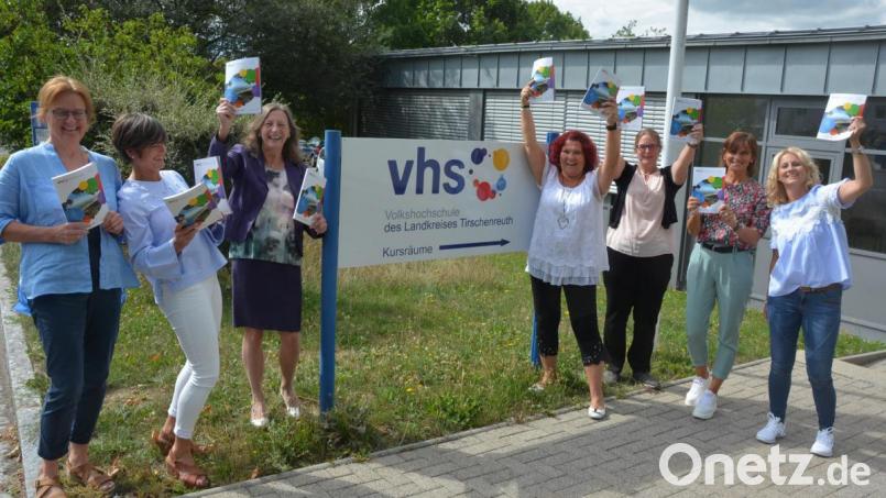 Strahlend präsentieren die Mitarbeiter der Volkshochschule das neue Jahresprogramm 2019/2020.Mit dabei sind (von links) Gabi Schertler, Bettina Lux, VHS-Leiterin Angelika Schraml, Iwona Schultes, Christina Zeitler, Silvia Scharnagl und Anja Schieder. Ab kommenden Montag, 9. September kann sich für die Termine angemeldet werden. Bild: jr