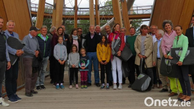 Der Olympia-Stammtisch traf sich erstmals im Landkreis Schwandorf, an der Erlebnisholzkugel am Steinberger See. Mit dabei waren ehemalige Weltmeister und Olympiasieger. Organisator der Stammtische ist Alois Schloder (Zweiter von links), der mit der deutschen Eishockey-Nationalmannschaft bei den Olympischen Spielen 1976 die Bronze-Medaille holte. Über den Besuch freuten sich auch Landrat Thomas Ebeling (rechts) und Steinbergs Bürgermeister Harald Bemmerl (Fünfter von rechts). Bild: kö