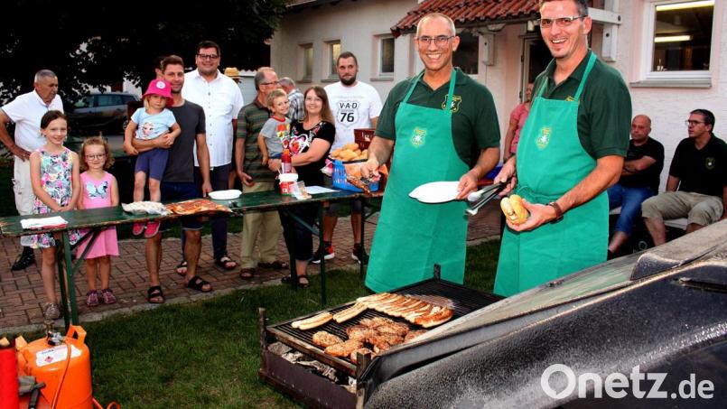 Die Schützen brutzelten am ausziehbaren Grill aus dem Kofferraum eines halben Polos, der als Anhänger dient. Gesellig saßen die Gäste und Besucher in den Abendstunden bei schönstem Wetter. Bild: zer