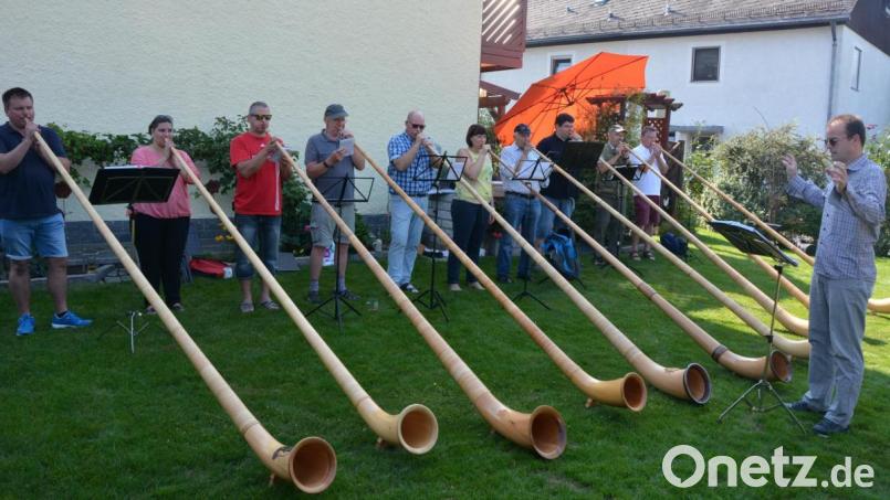 Eifrig üben die Großkonreuther Alphornbläser im Garten von Peter F. Dotzauer in Mitterteich für ihr großes Konzert in der Erbendorfer Stadthalle. Geleitet werden die Alphornbläser von Markus Werner. Insgesamt gehören dem Ensemble 18 Alphornbläser an. Bild: jr