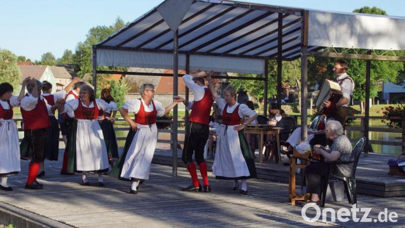 Die Trachtler der Volkstanzgruppe schliessen morgen, Sonntag, den Reigen der diesjährigen Kurkonzerte am Hahnenweiher. Bild: mmj
