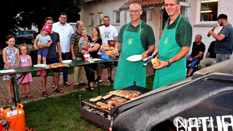 Die Schützen brutzelten am ausziehbaren Grill aus dem Kofferraum eines halben Polos, der als Anhänger dient. Gesellig saßen die Gäste und Besucher in den Abendstunden bei schönstem Wetter. Bild: zer