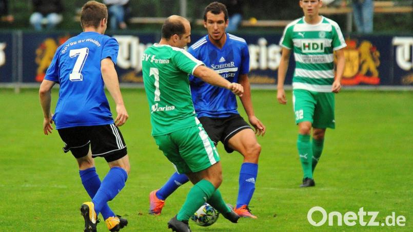 Regensburgs Arber Morina (Zweiter von links) nimmt es gleich mit Dominik Hradecky (links) und Dominik Mandula von der SpVgg SV Weiden auf. Am Ende setzte sich die Fortuna knapp mit 1:0 durch. Bild: Werner Franken