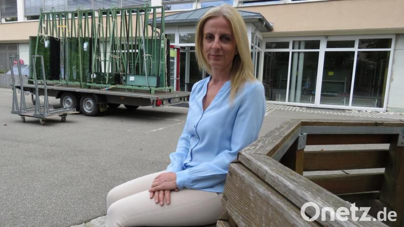 Die neue Rektorin Sabine Graser sitzt vor ihrer neuen Schule, der Grund- und Mittelschule Erbendorf, wo Bauarbeiten laufen. Lachend erzählt sie, dass sie an ihrem alten Arbeitsplatz, der Grund- und Mittelschule Ebnath/Neusorg auch eine Baustelle hatte. Beide Schulen werden derzeit energetisch saniert. Sabine Graser wechselt also, will man es humorig ausdrücken, auch &quot;von einer Baustelle zur anderen&quot;. Bild: ubb