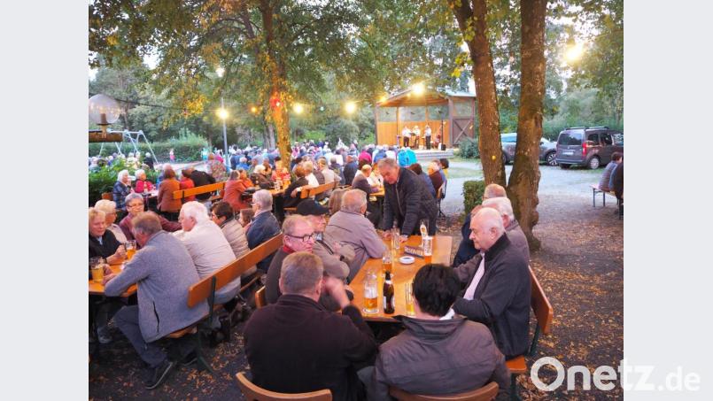Die &quot;Neisteder Zoiglmusi&quot; setzt den Schlusspunkt des Serenadensommers vor vielen Besuchern. Bild: krb