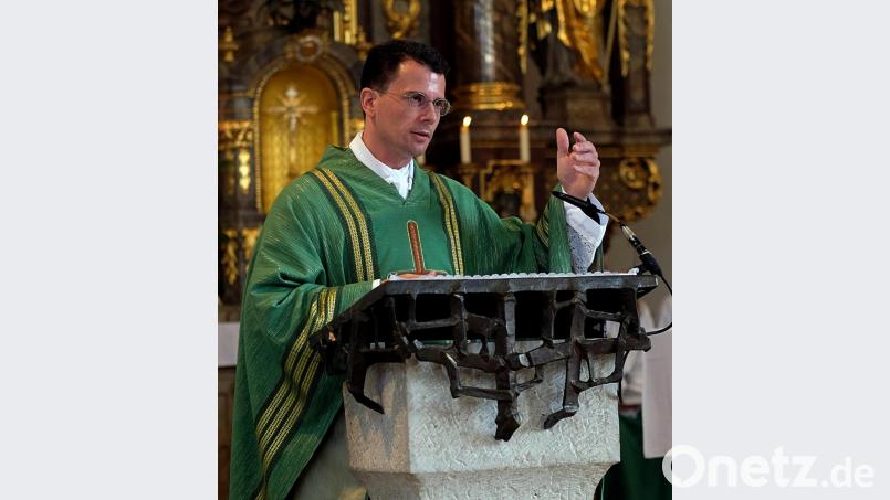 Pfarrer Thomas Kohlhepp feiert seinen ersten Gottesdienst mit der Pfarreiengemeinschaft Mantel und Neunkirchen. Bild: R. Kreuzer