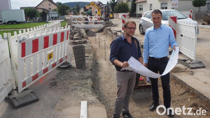 Wolfgang Vetter vom Ingenieurbüro Weiss und Bauamtsleiter Thomas Prey überprüfen, ob alles nach Plan läuft in der Oberviechtacher Straße. Bild: bl