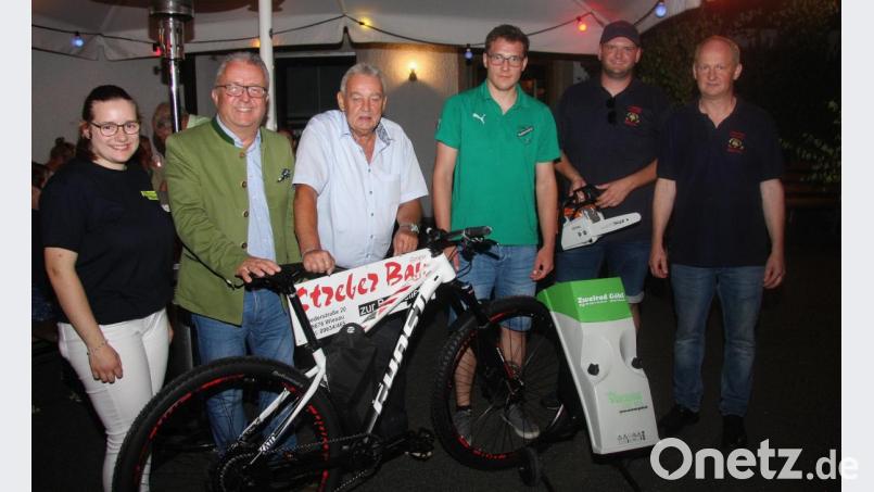 Am Sonntagabend wurden die Preisträger der Tombola ermittelt. Erste Preise waren ein Fahrrad, ein Häcksler und eine Motorsäge. Im Bild von links: Jugendsprecherin Maria Sailer, Bürgermeister Toni Dutz, Josef Engelmann, Michael Seitz, Florian Greil und FFW-Vorsitzender Manfred Beer. Bild: wro