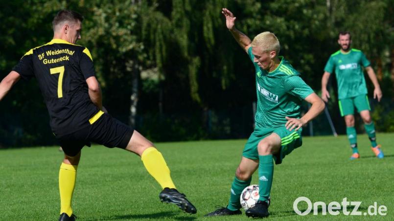 Sebastian Gruber vom FC OVI-Teunz versucht den Weidenthaler Johannes Hösl auszuspielen.Die Sportfreunde siegten vergangenen Sonntag mit 4:3. Gegen Neunburg am Sonntag will der FC OVI-Teunz keine weiteren Punkte abgeben. Weidenthal ist in Nittenau zu Gast. Bild: ham