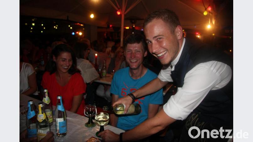 Die Gastgeber sorgten für einen guten Tropfen und leckere Brotzeiten. Bild: wro