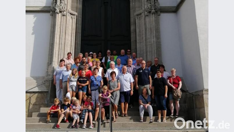 Die Besuchergruppe aus Münchenreuth vor dem Portal der Kirche St. Ulrich und Afra. Bild: exb