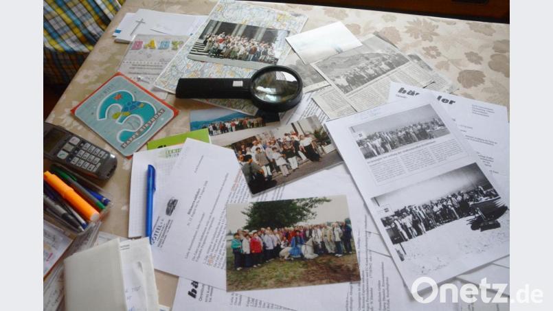 Josef Pollak hat Unterlagen und Bilder aller Reisen, die er seit 50 Jahren leitet, säuberlich dokumentiert. Bild: Gabi Schönberger