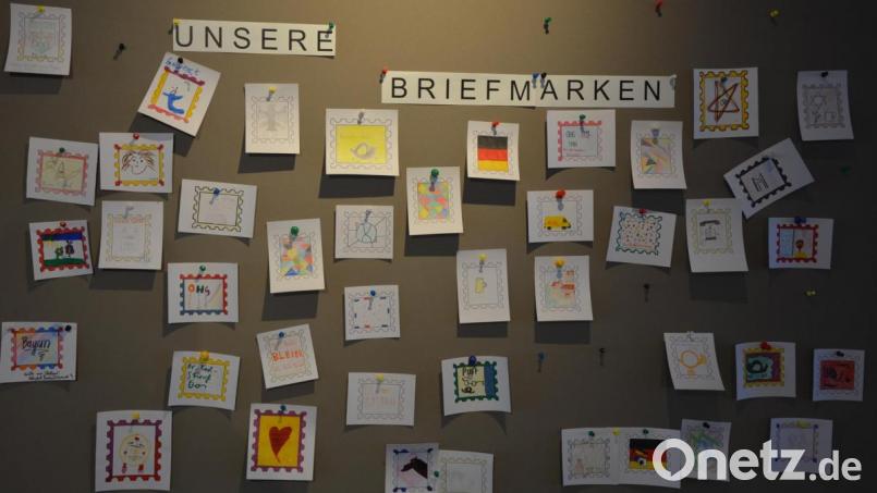 Kinder entwarfen ihre eigene ganz private Briefmarke, sie sind noch bei der großen Postausstellung im Museum noch bis zum 10. November zu sehen. Das Museum hofft, heuer die 6000er Besuchergrenze zu knacken. Museumsleiterin Marion Papsch ist zuversichtlich, dass dies bis zum Jahresende gelingen wird. Bild: jr