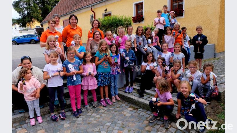 Ihre helle Freude bei den Bastelarbeiten von Sockentieren hatten am Donnerstag über 32 Kinder, die ihre Unikate stolz vorzeigten und mit nach Hause nehmen durften. Bild: le